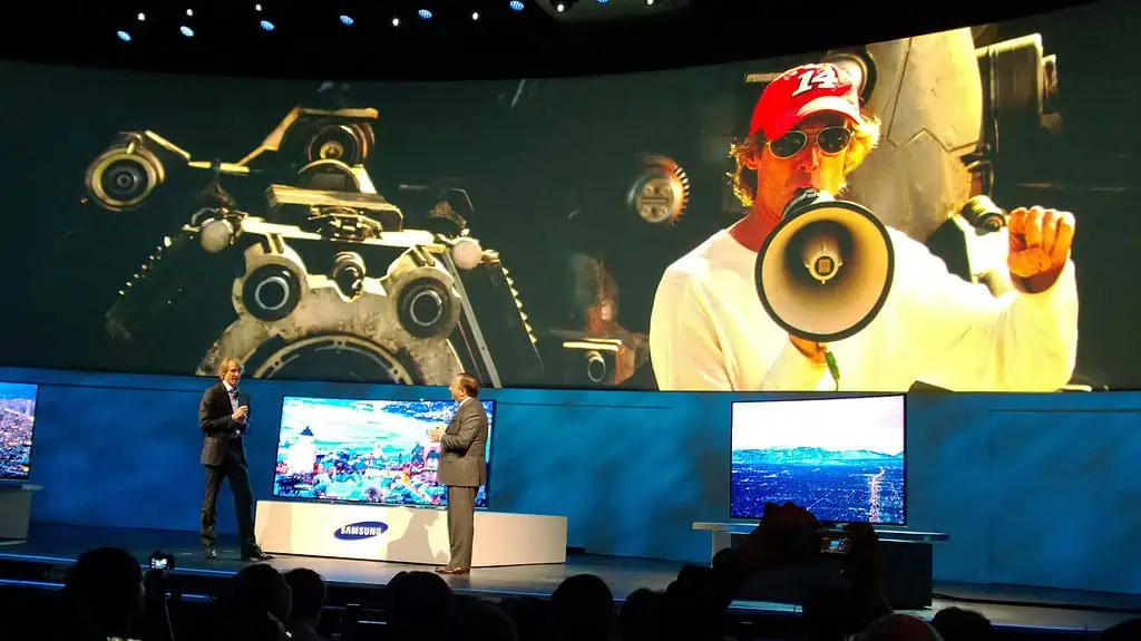 A person is broadcasting media from a computer to a television screen inside a SAMSUNG display device.